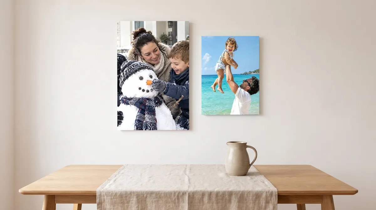 Dva fotoobrazy rôznej veľkosti vedľa seba nad jedálenským stolom